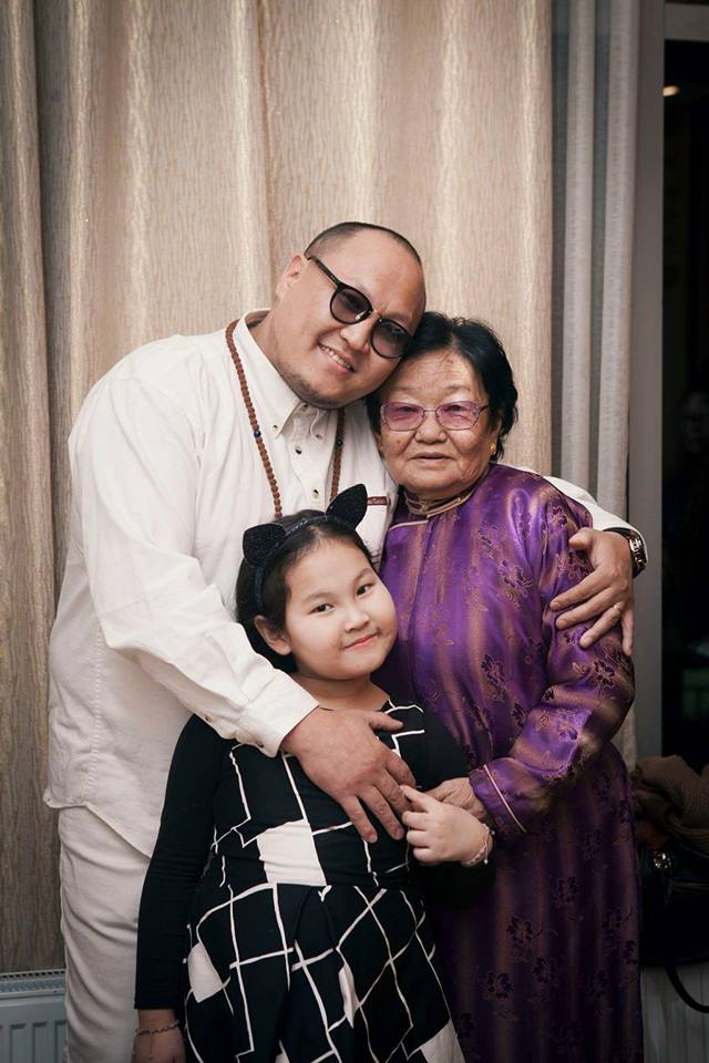 Дуучин Т.Дэлгэрмөрөнгийн охин аавыгаа гэнэтийн бэлгээр уяраажээ